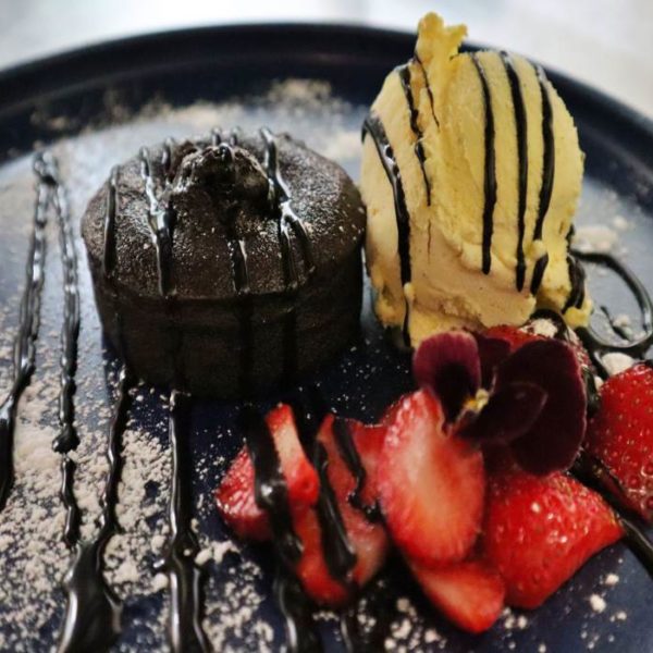 Brownie mit Erdbeeren und Vanilleeis