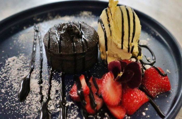 Brownie mit Erdbeeren und Vanilleeis
