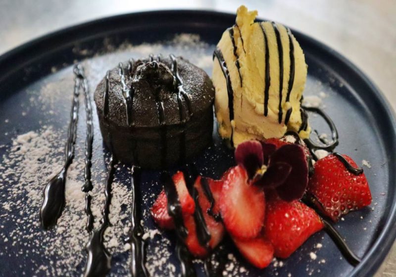 Brownie mit Erdbeeren und Vanilleeis