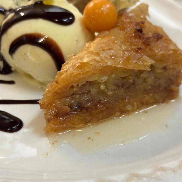 Baklavas mit Vanilleeis
