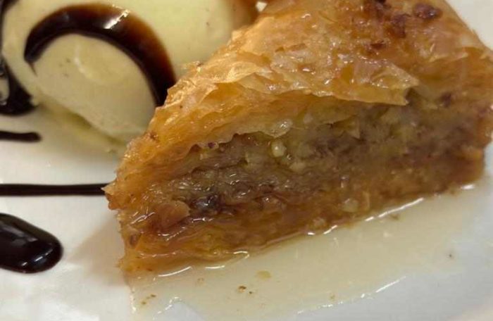 Baklavas mit Vanilleeis